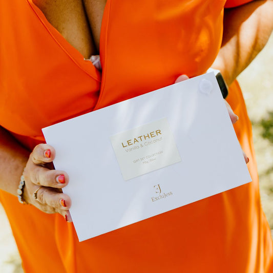 Vanilla & Coconut leather feel gift pack: geurkaars en geurstokjes