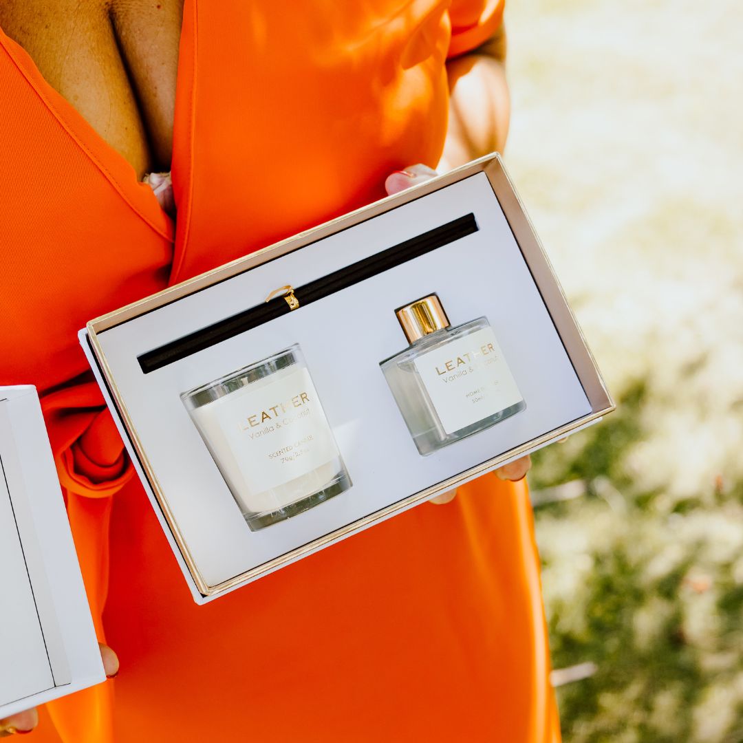 Vanilla & Coconut leather feel gift pack: geurkaars en geurstokjes