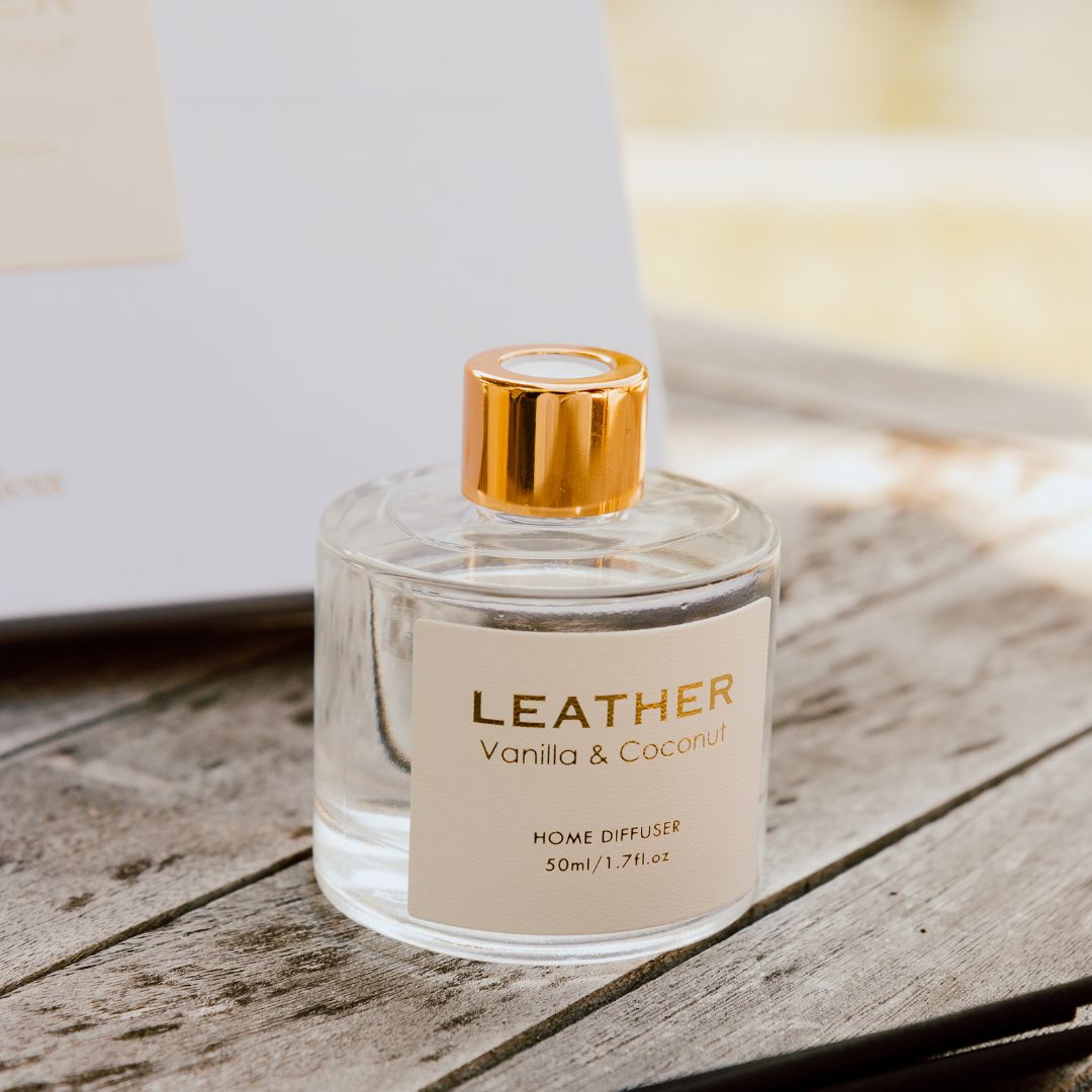 Vanilla & Coconut leather feel gift pack: geurkaars en geurstokjes