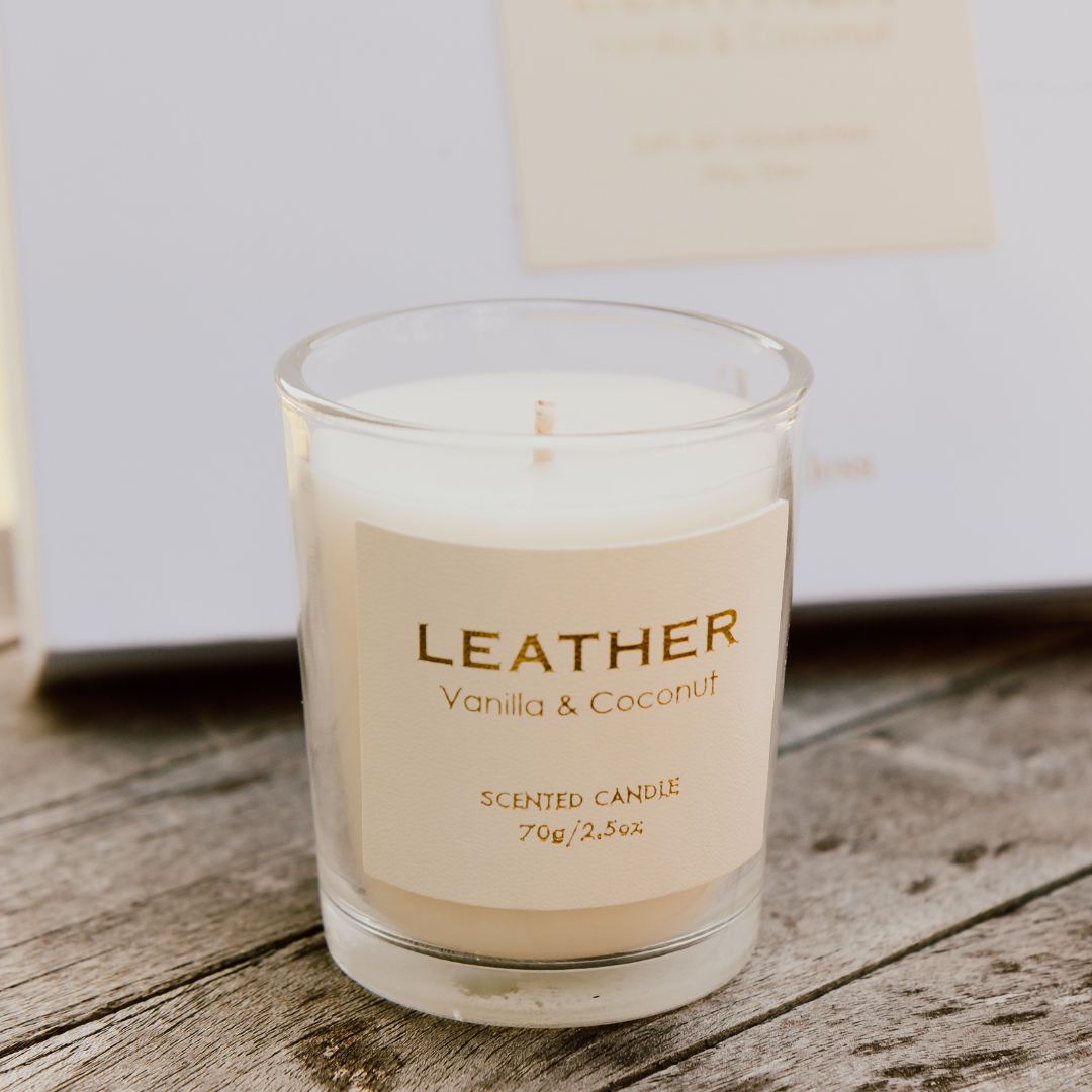 Vanilla & Coconut leather feel gift pack: geurkaars en geurstokjes