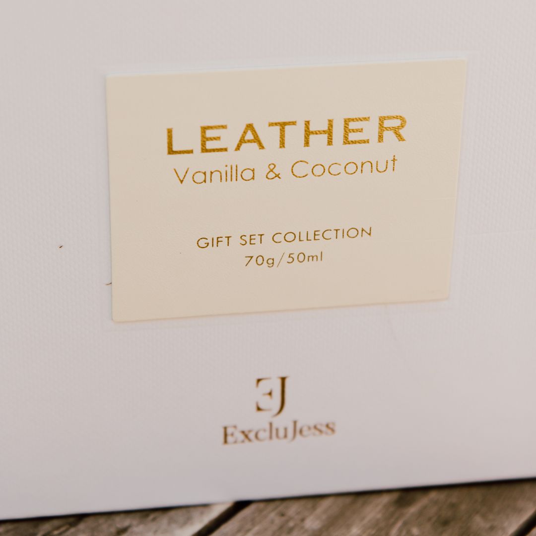 Vanilla & Coconut leather feel gift pack: geurkaars en geurstokjes